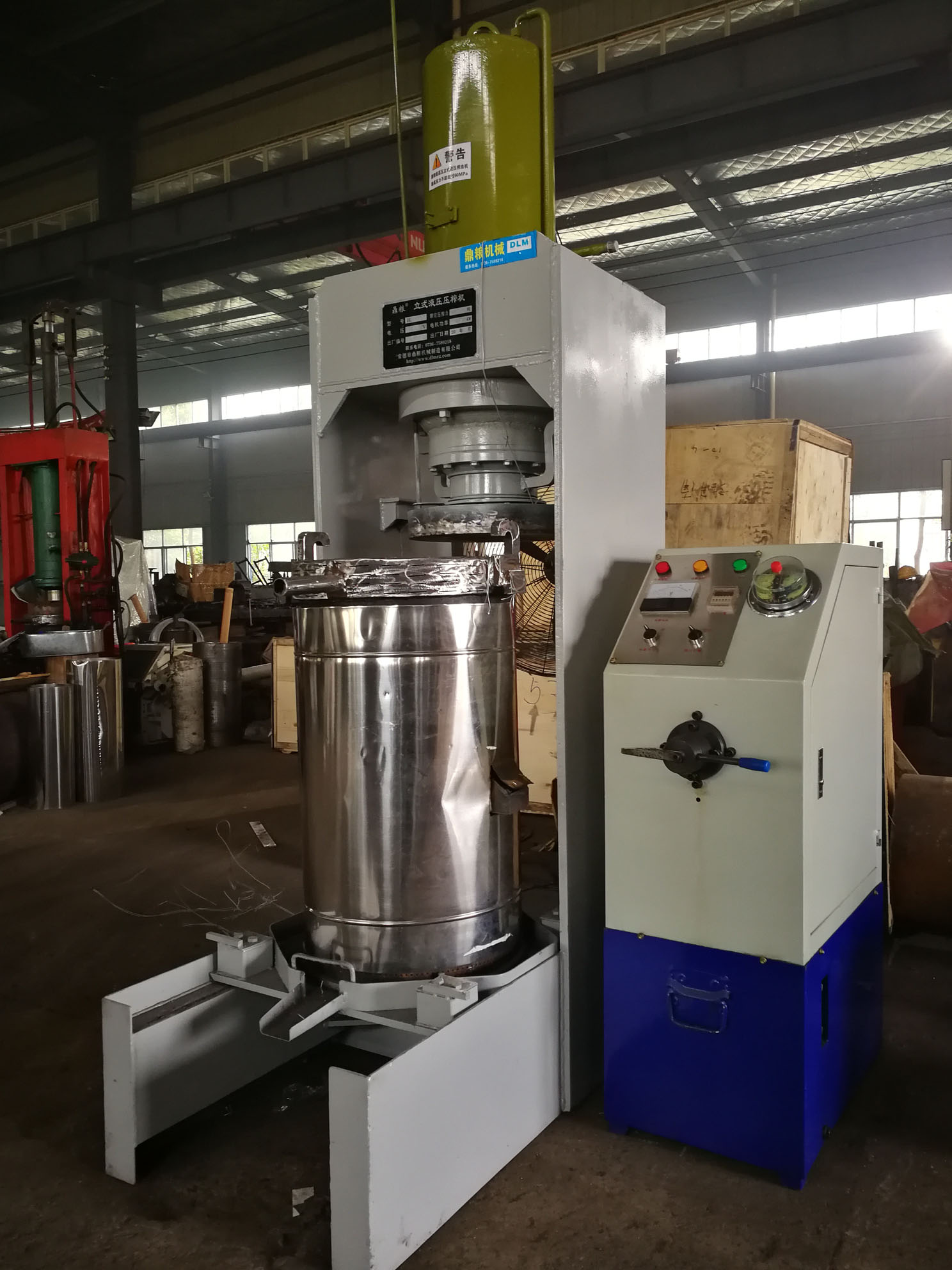 不銹鋼超高壓立式液壓壓榨機(jī)，果汁壓榨機(jī)，果渣壓榨機(jī)，藥材壓榨，油渣處理，白土壓榨